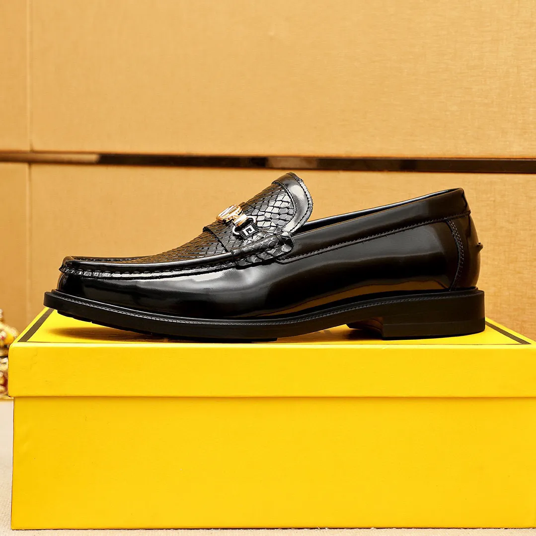 Men's shoes 💰460 💐 Product trademark: FENDI [Fendi] casual leather shoes Regular size: 38-44 (45🉑️customized) Product materials: Selected imported first-layer calfskin embossed upper + luxury hardware buckle, imported cow 🐂 lining. Strong three-dimensional visual effect, rubber outsole Color: 1⃣️color optional
